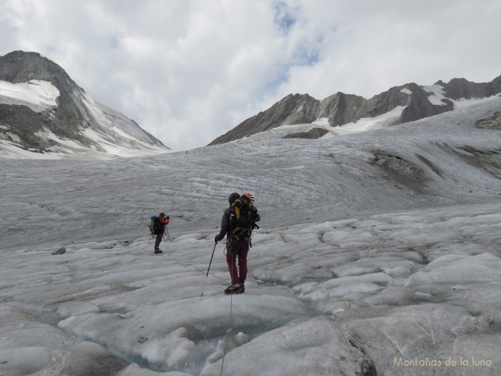 Olga y Luis bajando al Glaciar Fiesch, arriba queda el collado Grünhornlücke
